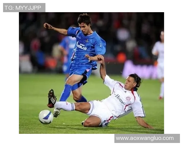 足球明星化身滑铲高手展现球场魅力与激情的完美结合